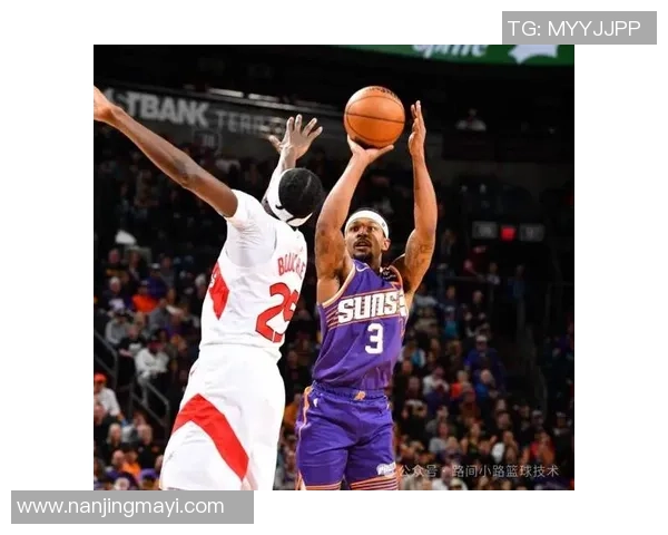 球星被换下场瞬间引发热议 全场欢呼与失望交织背后的原因分析